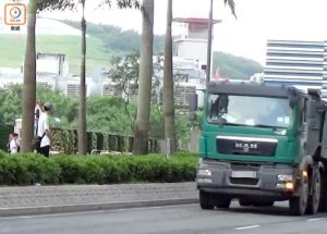 【東方日報】 探射燈：路人嚇驚 運署縱容重型車 衝燈超速猖獗